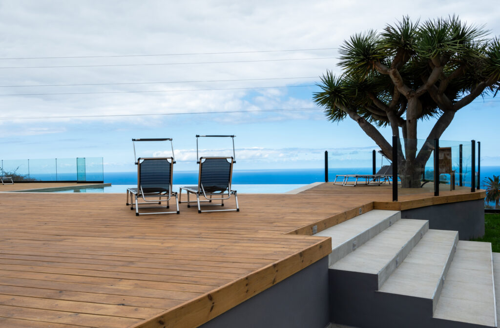 Solarium con lettini e vista mare