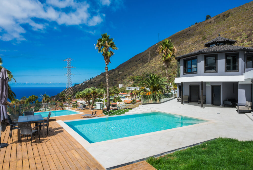 Villa Crone with pool and palm trees