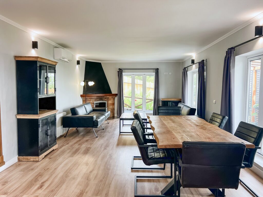 Espacio de estar y comedor en la residencia principal