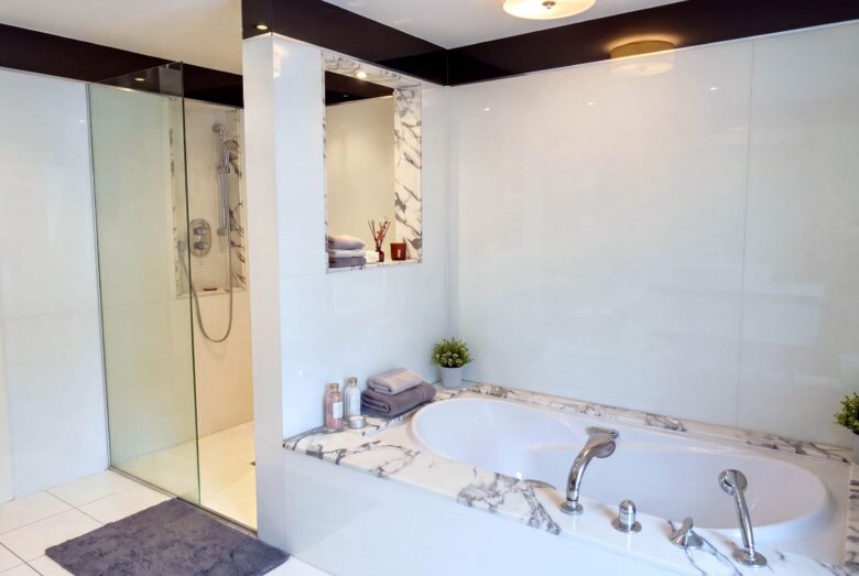 Villa Crone La Matanza – Bagno con doccia a vista e vasca da bagno