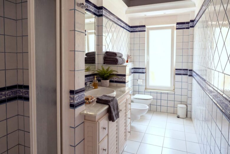 Villa Crone La Matanza – Bagno con doccia, vasca da bagno e lavandino