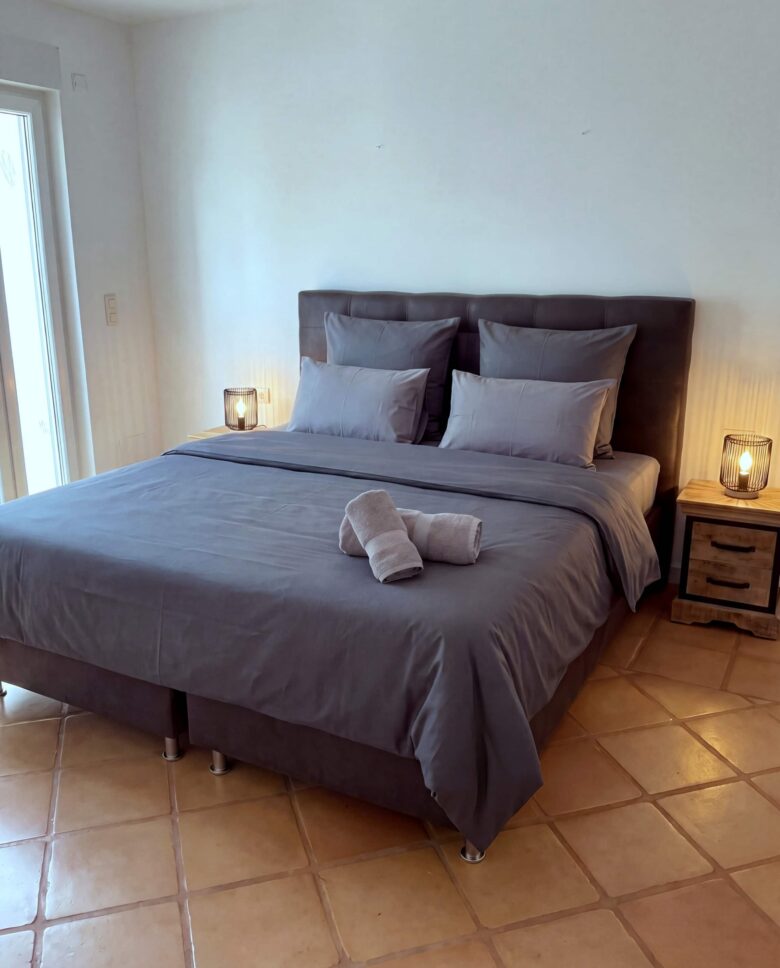 Villa Crone La Matanza – Camera da letto 1 – letto king-size con lampade da comodino