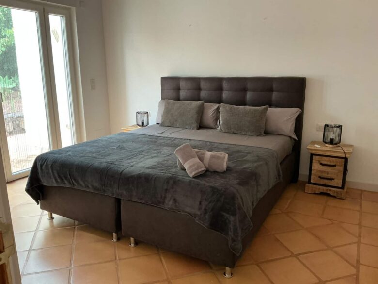 Villa Crone La Matanza – Camera da letto 1 con letto king-size