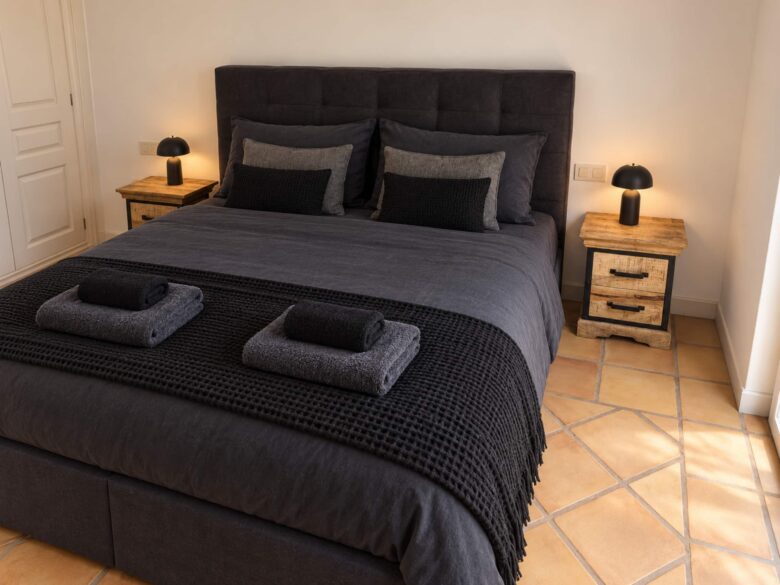 Villa Crone La Matanza – Camera da letto 2 con letto king-size e accesso alla terrazza