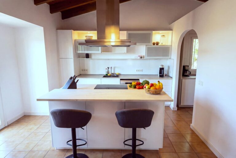 Cucina con bancone per la colazione