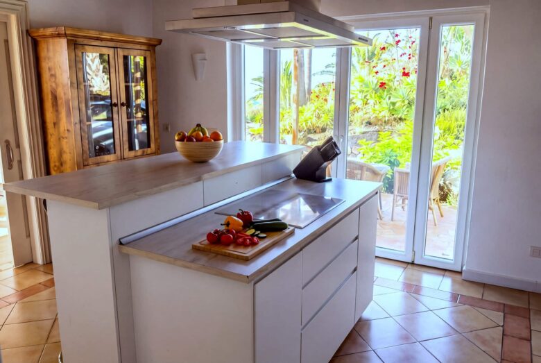 Villa Crone La Matanza – Cucina con accesso diretto alla terrazza
