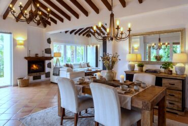 Villa Crone La Matanza – Living room with fireplace and large TV